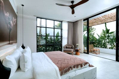 Foto Real Bedroom & Bathroom