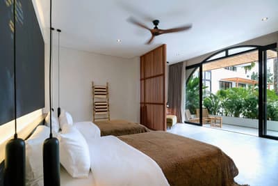 Foto Real Bedroom & Bathroom