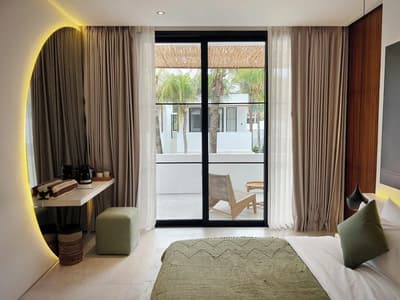 Foto Real Bedroom & Bathroom