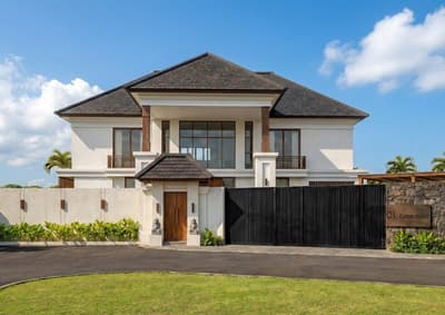 Exterior, Entrance & Pool