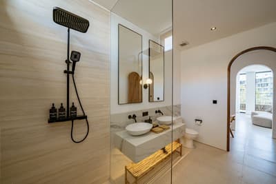 Bedroom & Bathroom